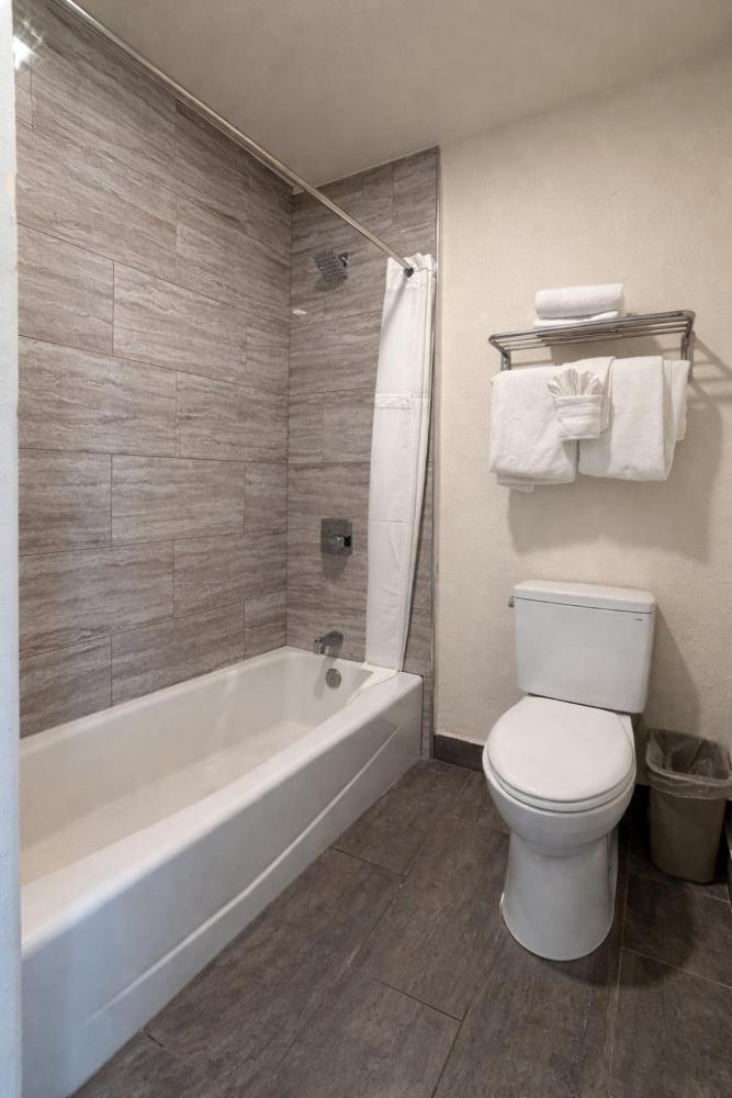 Deluxe 2 Queen Room interior